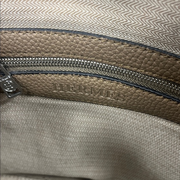 Elegant Brown Leather Handbag - Picture 4 of 4